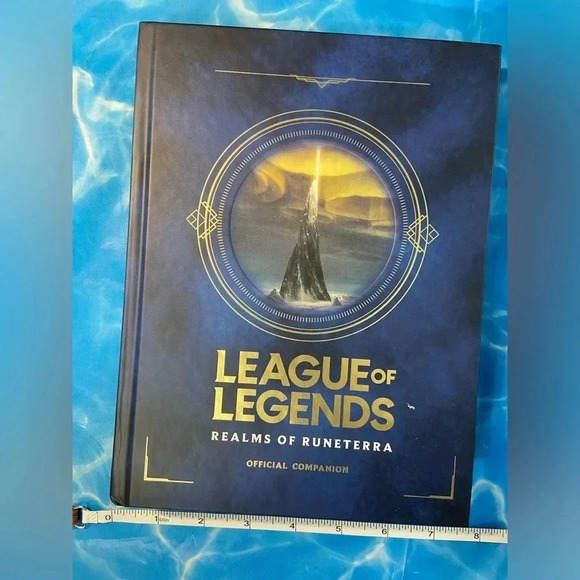 League of Legends - Realms of Runeterra Official Companion Book - Picture 2 of 8
